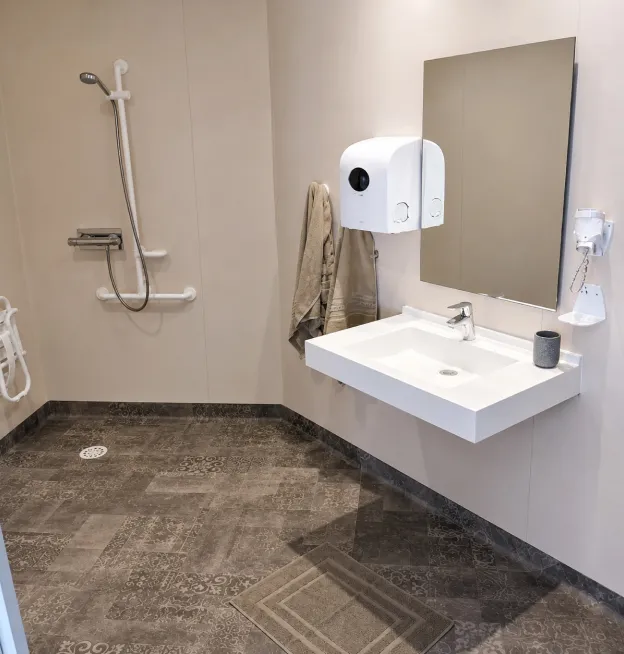 Revêtement de salle de bain PMR à Châteauroux (36)